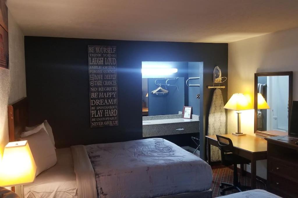 Osu King Bed Hotel Room 109 Wi-Fi Booking ستيلووتر المظهر الخارجي الصورة