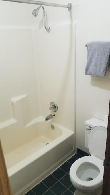Osu King Bed Hotel Room 109 Wi-Fi Booking ستيلووتر المظهر الخارجي الصورة
