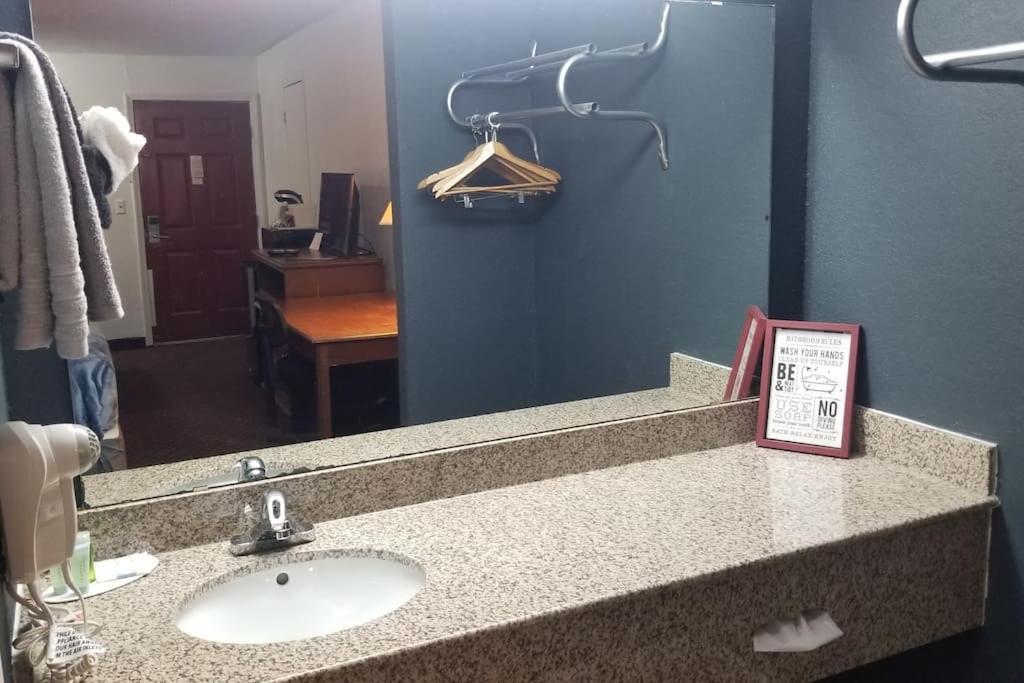 Osu King Bed Hotel Room 109 Wi-Fi Booking ستيلووتر المظهر الخارجي الصورة