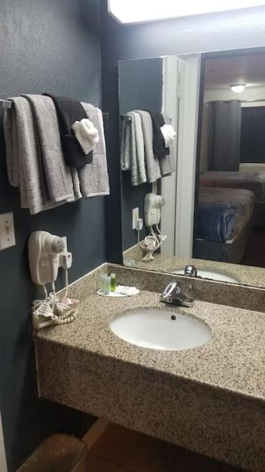 Osu King Bed Hotel Room 109 Wi-Fi Booking ستيلووتر المظهر الخارجي الصورة